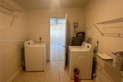 Propiedad comercial en venta en Fort Lauderdale, Florida, 264.31 m2 № 1991376 - foto 26