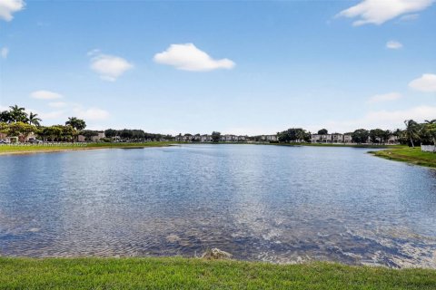 Adosado en venta en Miami, Florida, 4 dormitorios, 194.82 m2 № 1951492 - foto 3