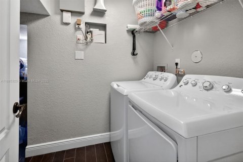 Adosado en venta en Miami, Florida, 4 dormitorios, 194.82 m2 № 1951492 - foto 15