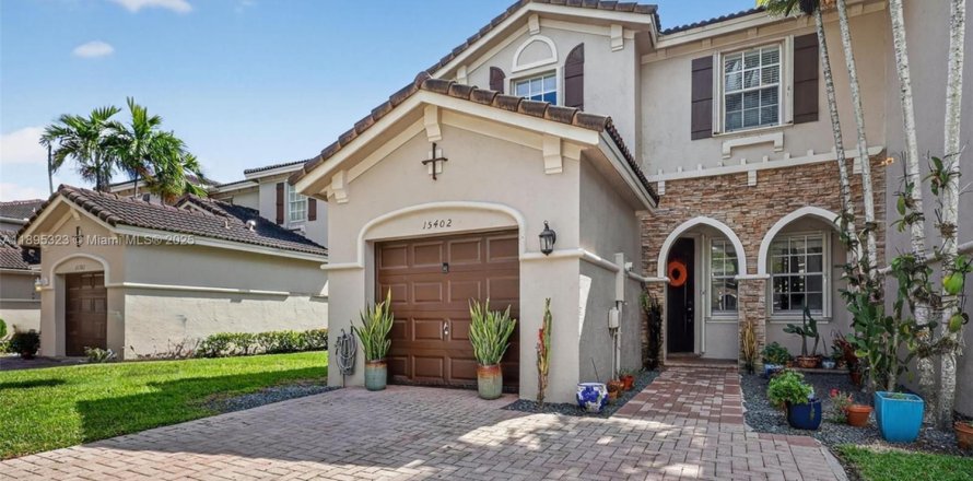 Adosado en Miami, Florida 4 dormitorios, 194.82 m2 № 1951492