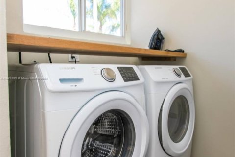 Снять в аренду виллу или дом в Холливуд, Флорида 4 спальни, 148.64м2, № 1979439 - фото 30