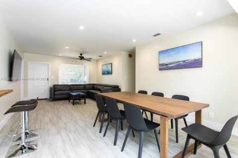 Снять в аренду виллу или дом в Холливуд, Флорида 4 спальни, 148.64м2, № 1979439 - фото 21