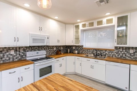 Снять в аренду виллу или дом в Холливуд, Флорида 4 спальни, 148.64м2, № 1979439 - фото 25