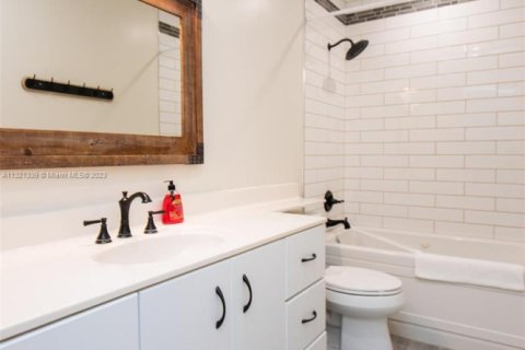 Снять в аренду виллу или дом в Холливуд, Флорида 4 спальни, 148.64м2, № 1979439 - фото 17