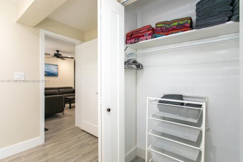 Снять в аренду виллу или дом в Холливуд, Флорида 4 спальни, 148.64м2, № 1979439 - фото 29