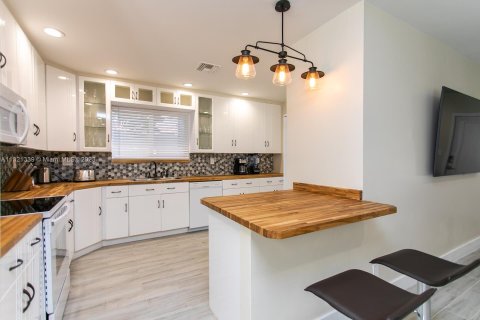 Снять в аренду виллу или дом в Холливуд, Флорида 4 спальни, 148.64м2, № 1979439 - фото 24