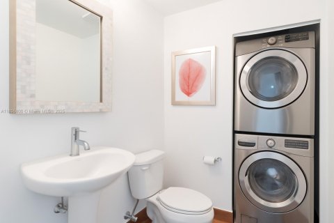 Condo in Miami, Florida, 1 bedroom  № 1819878 - photo 7