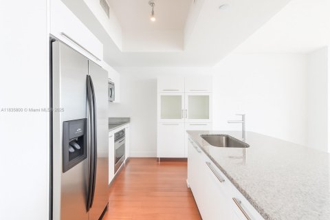Condo in Miami, Florida, 1 bedroom  № 1819878 - photo 5