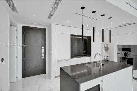 Condo in Miami, Florida, 2 bedrooms  № 1863493 - photo 13