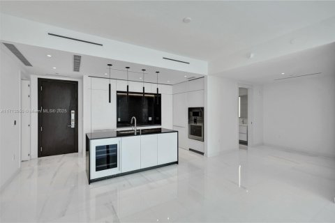 Condo in Miami, Florida, 2 bedrooms  № 1863493 - photo 12