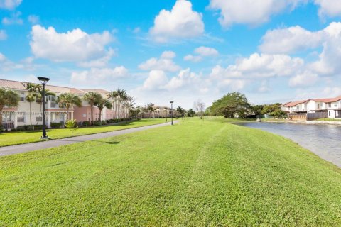 Condo in Miami, Florida, 2 bedrooms  № 2016406 - photo 19