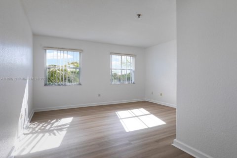 Condo in Miami, Florida, 2 bedrooms  № 2016406 - photo 16