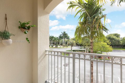 Condo in Miami, Florida, 2 bedrooms  № 2016406 - photo 11