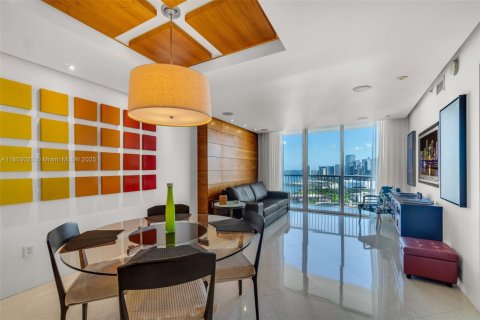 Condominio en alquiler en Miami, Florida, 1 dormitorio, 76.27 m2 № 1938514 - foto 1