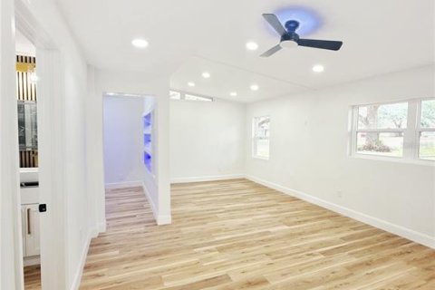 House in Temple Terrace, Florida 3 bedrooms, 173.73 sq.m. № 1680821 - photo 21