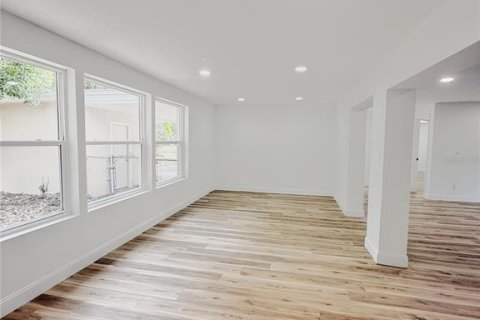 House in Temple Terrace, Florida 3 bedrooms, 173.73 sq.m. № 1680821 - photo 11