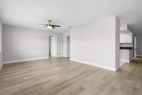 House in Orlando, Florida 4 bedrooms, 163.69 sq.m. № 2218950 - photo 15