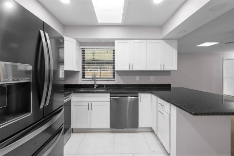 House in Orlando, Florida 4 bedrooms, 163.69 sq.m. № 2218950 - photo 6