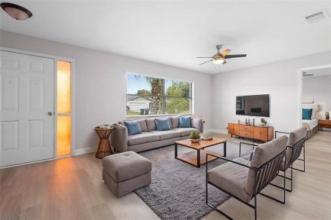 House in Orlando, Florida 4 bedrooms, 163.69 sq.m. № 2218950 - photo 2