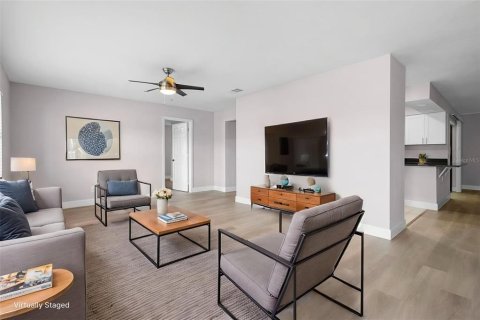 House in Orlando, Florida 4 bedrooms, 163.69 sq.m. № 2218950 - photo 8