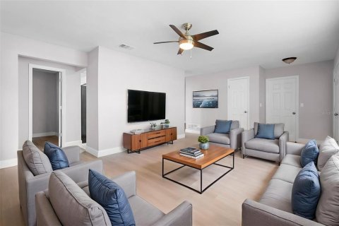 House in Orlando, Florida 4 bedrooms, 163.69 sq.m. № 2218950 - photo 9