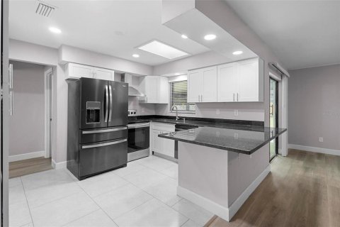 House in Orlando, Florida 4 bedrooms, 163.69 sq.m. № 2218950 - photo 5