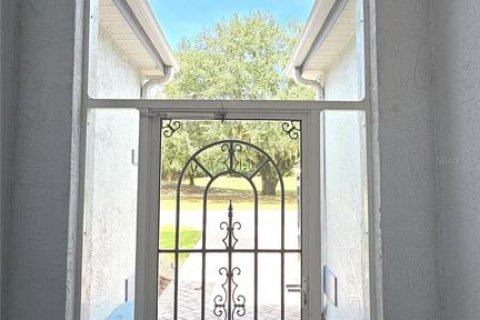 House in The Villages, Florida 2 bedrooms, 178.47 sq.m. № 2360353 - photo 4