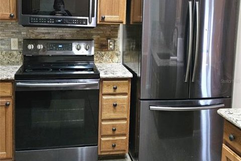 House in The Villages, Florida 2 bedrooms, 178.47 sq.m. № 2360353 - photo 18