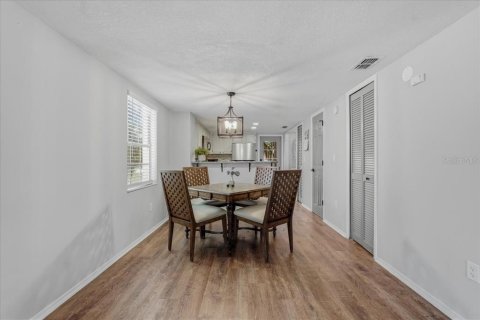 Townhouse in Tampa, Florida 3 bedrooms, 119.66 sq.m. № 2209929 - photo 5