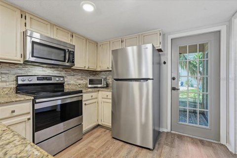 Townhouse in Tampa, Florida 3 bedrooms, 119.66 sq.m. № 2209929 - photo 8