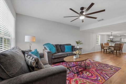 Townhouse in Tampa, Florida 3 bedrooms, 119.66 sq.m. № 2209929 - photo 2
