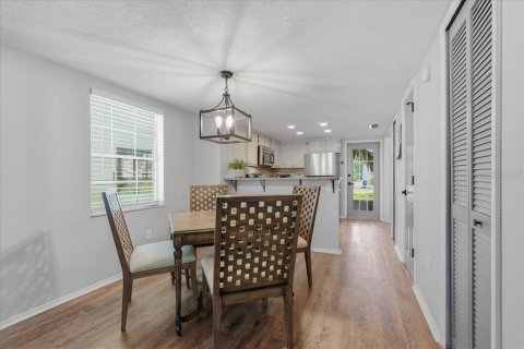 Townhouse in Tampa, Florida 3 bedrooms, 119.66 sq.m. № 2209929 - photo 6