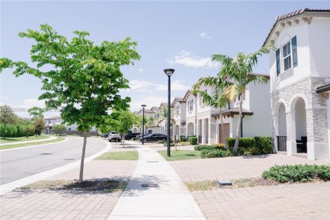 Touwnhouse à louer à Miami, Floride: 3 chambres, 157.47 m2 № 2242769 - photo 4