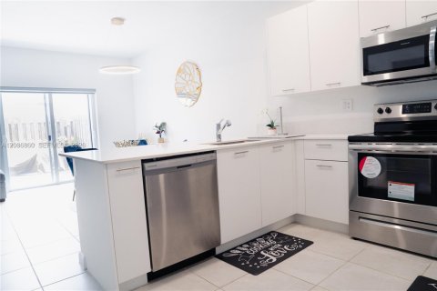 Touwnhouse à louer à Miami, Floride: 3 chambres, 157.47 m2 № 2242769 - photo 16
