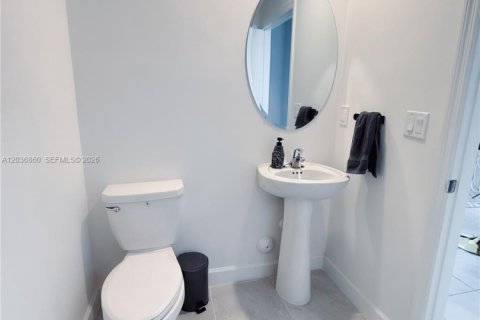Touwnhouse à louer à Miami, Floride: 3 chambres, 157.47 m2 № 2242769 - photo 15