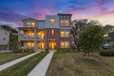 Townhouse in Tampa, Florida 4 bedrooms, 232.44 sq.m. № 2112528
