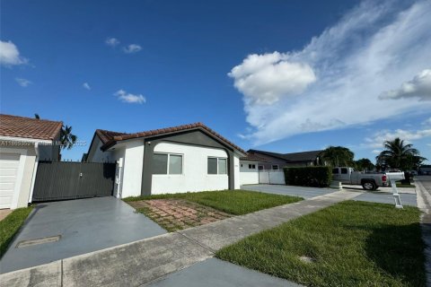 House in Miami, Florida 4 bedrooms, 174.47 sq.m. № 1892921 - photo 2