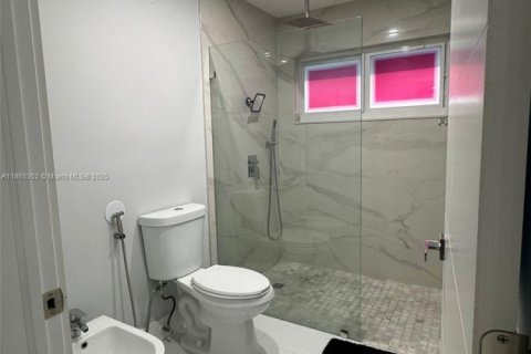 House in Miami, Florida 4 bedrooms, 174.47 sq.m. № 1892921 - photo 10