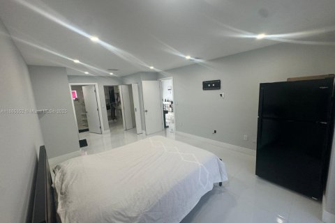 House in Miami, Florida 4 bedrooms, 174.47 sq.m. № 1892921 - photo 19