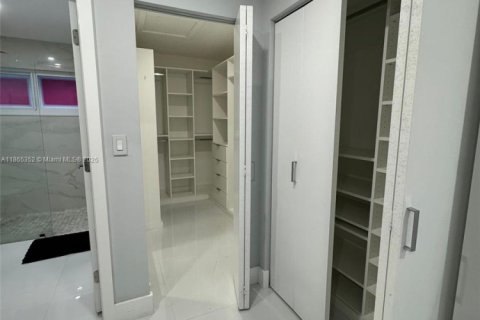 House in Miami, Florida 4 bedrooms, 174.47 sq.m. № 1892921 - photo 16
