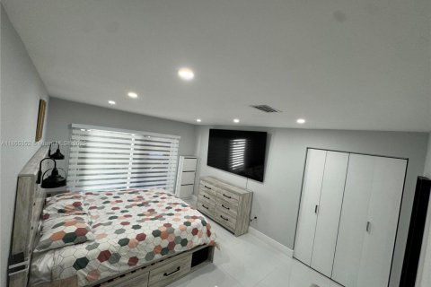 House in Miami, Florida 4 bedrooms, 174.47 sq.m. № 1892921 - photo 14