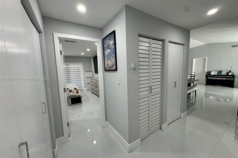 House in Miami, Florida 4 bedrooms, 174.47 sq.m. № 1892921 - photo 18