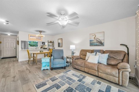 Condo in Tarpon Springs, Florida, 2 bedrooms  № 2225597 - photo 28