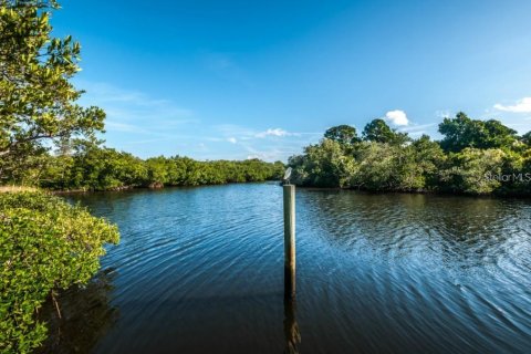 Condo in Tarpon Springs, Florida, 2 bedrooms  № 2225597 - photo 5