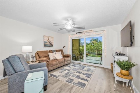Condo in Tarpon Springs, Florida, 2 bedrooms  № 2225597 - photo 11