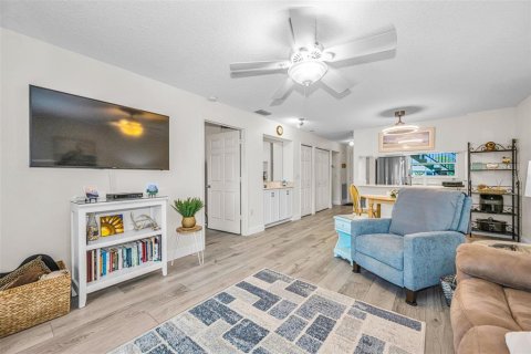 Condo in Tarpon Springs, Florida, 2 bedrooms  № 2225597 - photo 26