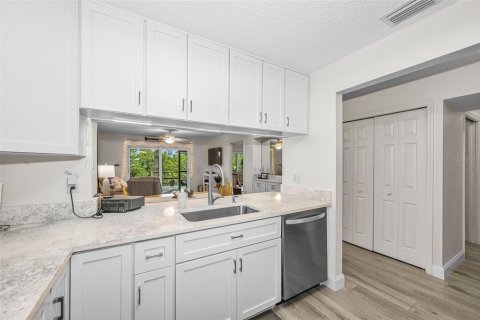 Condo in Tarpon Springs, Florida, 2 bedrooms  № 2225597 - photo 21