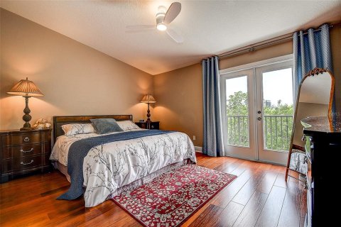 Townhouse in Saint Petersburg, Florida 3 bedrooms, 184.88 sq.m. № 2150667 - photo 18