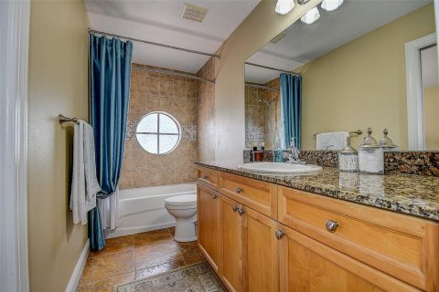 Townhouse in Saint Petersburg, Florida 3 bedrooms, 184.88 sq.m. № 2150667 - photo 27