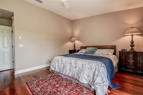 Townhouse in Saint Petersburg, Florida 3 bedrooms, 184.88 sq.m. № 2150667 - photo 21